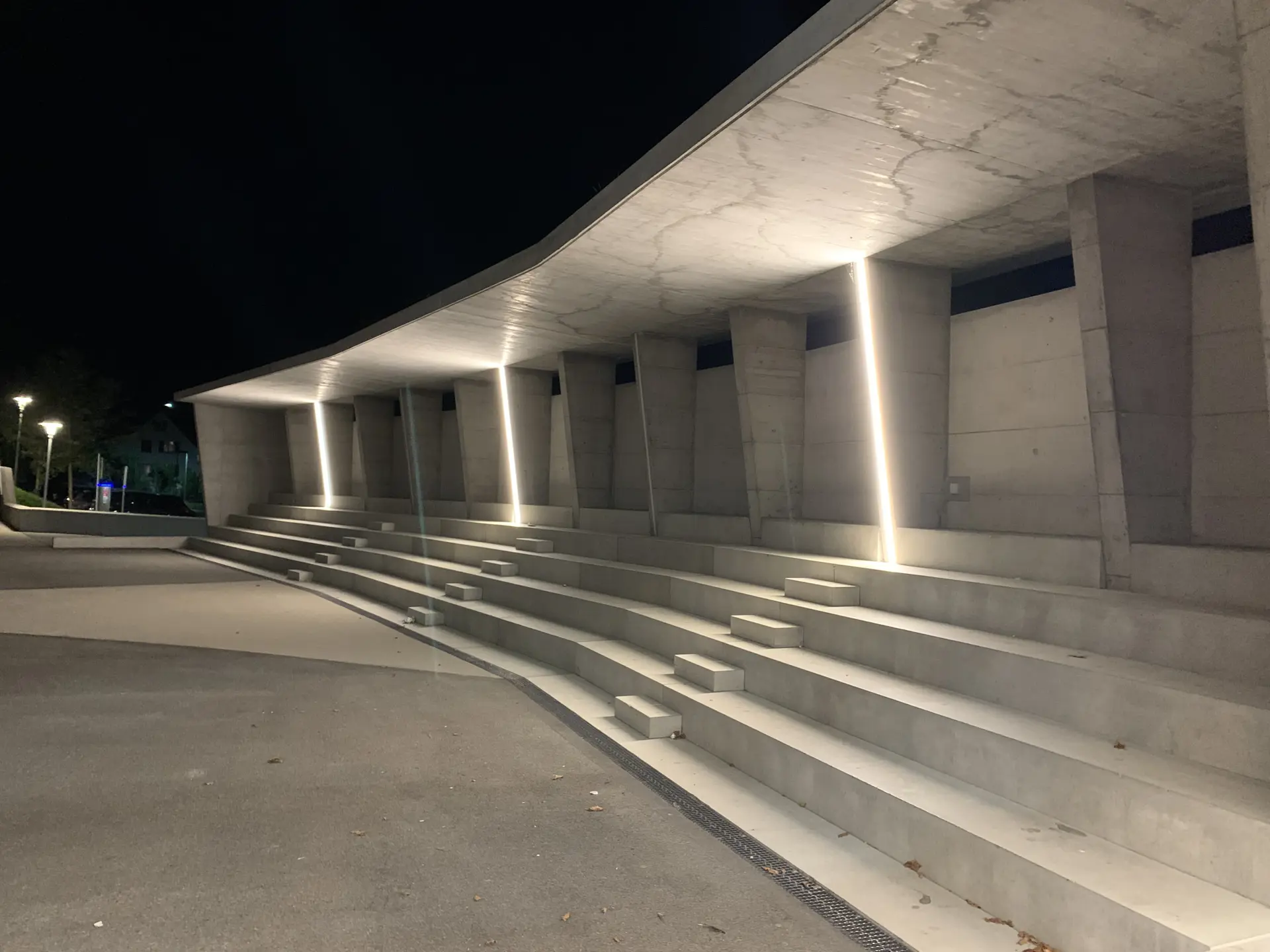 03_Neugestaltung Schulhausplatz Igsi mit Tribüne_Velounterstand